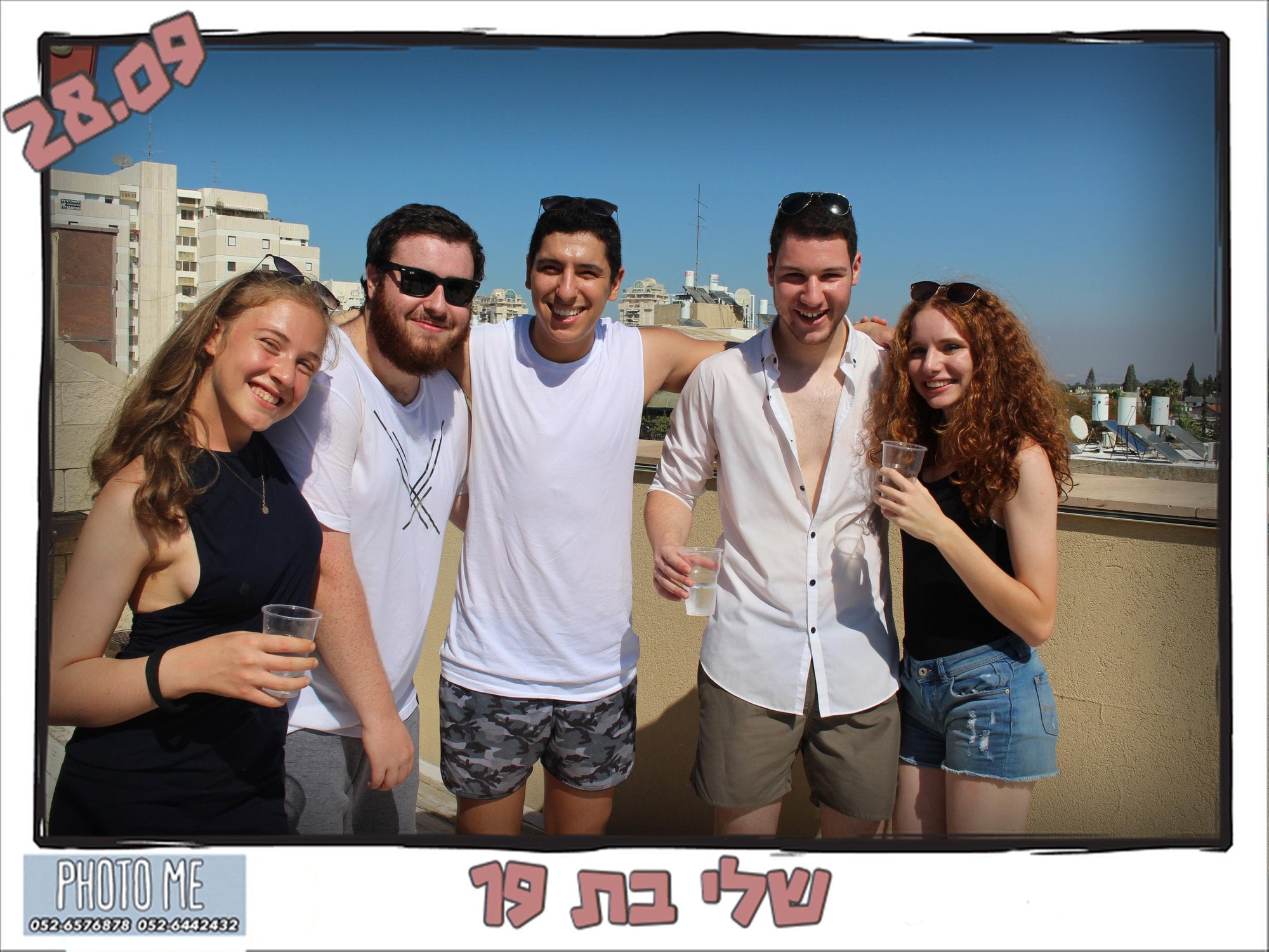 מגנט בת מצווה — חברים על הגג ברקע שמים כחולים