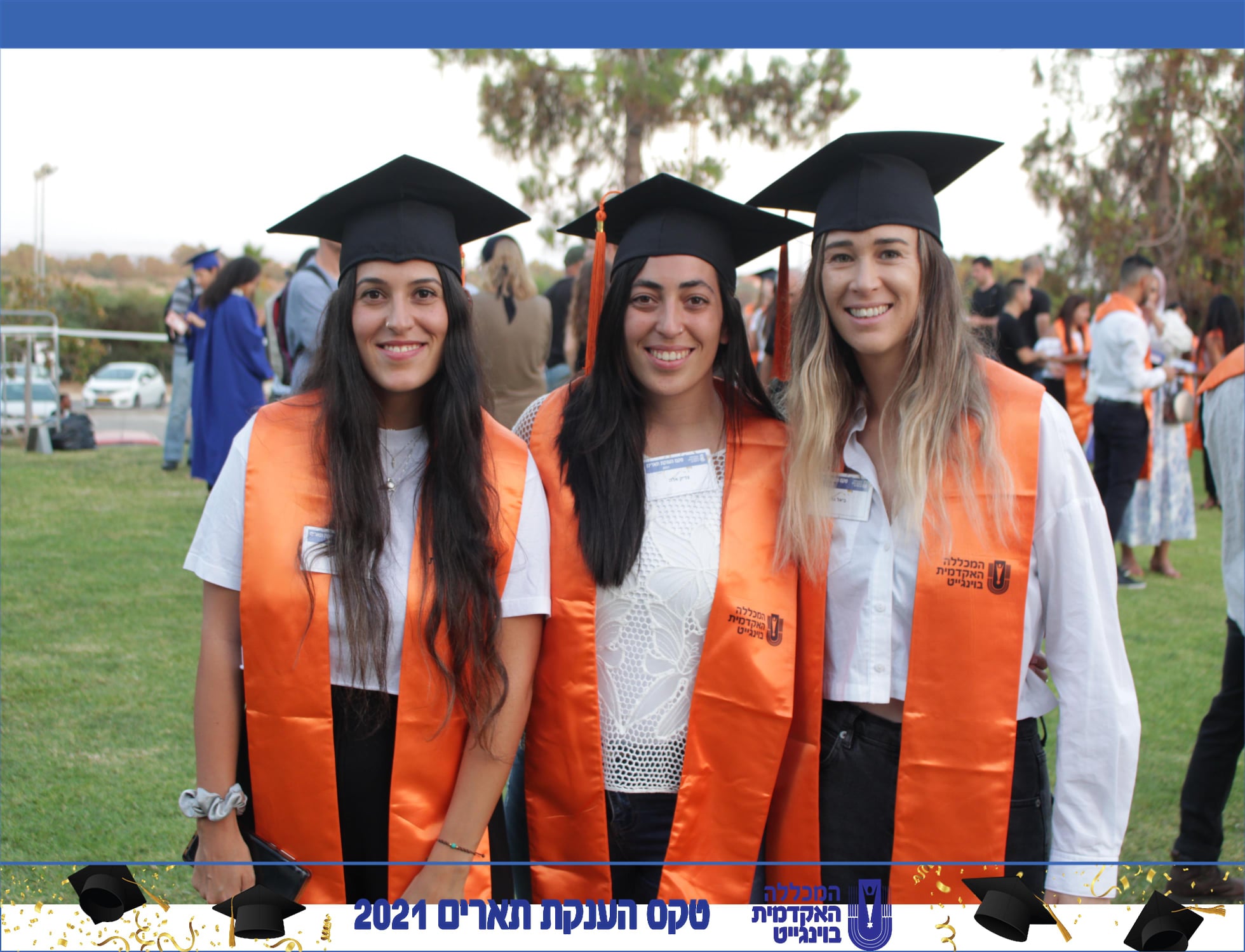 מגנט טקס סיום תואר — שלוש בוגרות במצנפת אקדמית